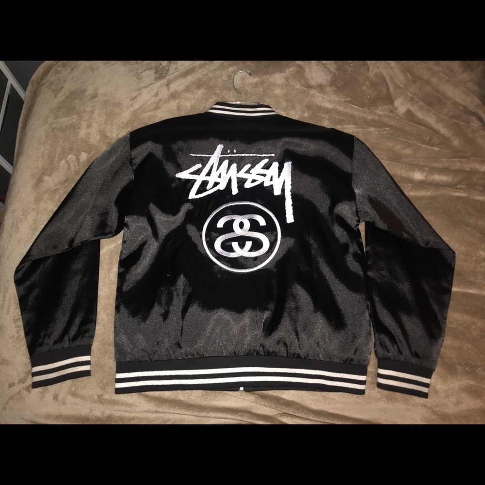 STUSSY SATIN EMBROIDERED BOMBER JACKET , brand new condition 🔥. 

Size Medium
